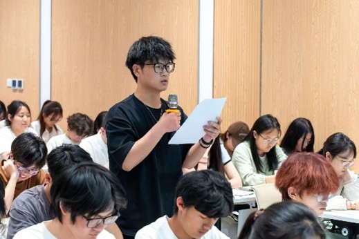 一群人正在听演讲  AI 生成的内容可能不正确。