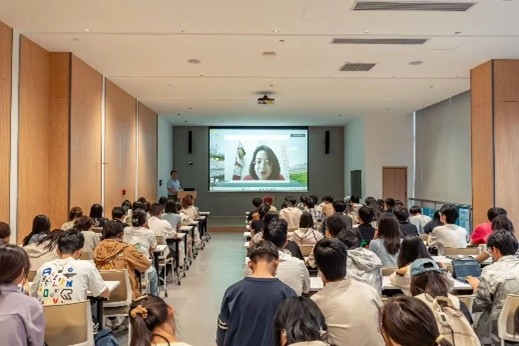会议室里的人们  AI 生成的内容可能不正确。
